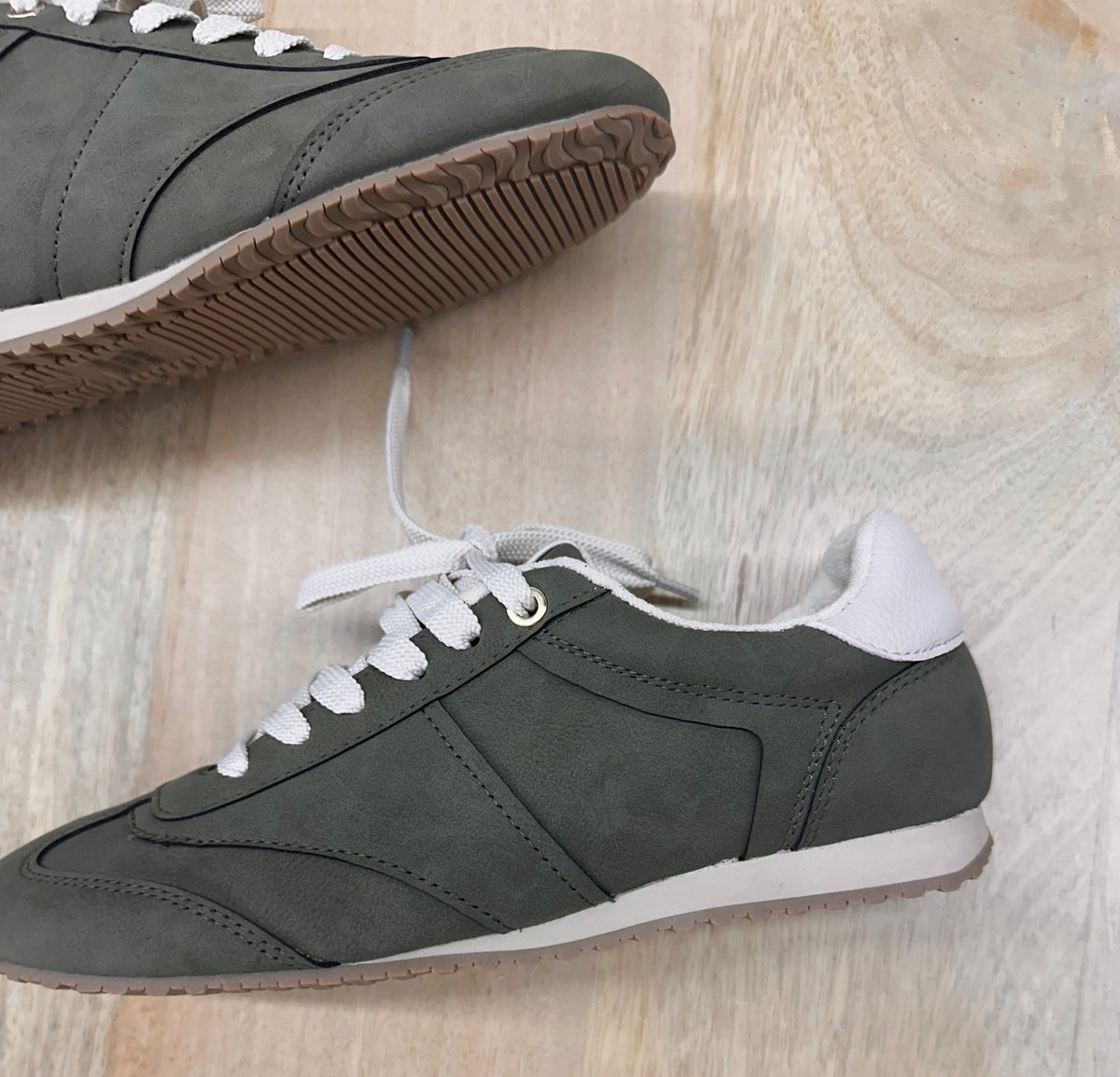 Regina Sneaker
