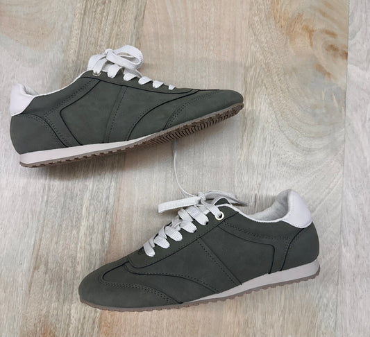 Regina Sneaker
